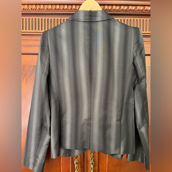 Sharp-shoulder tailored jacket - Picture 2 of 5